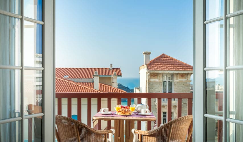 Appartement à louer au cœur de Biarritz, à 50 m de la plage. Vue unique sur le patrimoine architectural et sur l'océan.